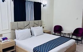 E Town Room Guest House Karachi
